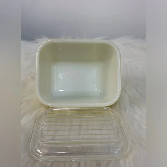 Antique Primary Yellow Glass Pyrex Storage Container - Picture 2 of 8